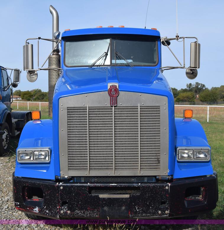 image for item J7006 2006 Kenworth T800 semi truck