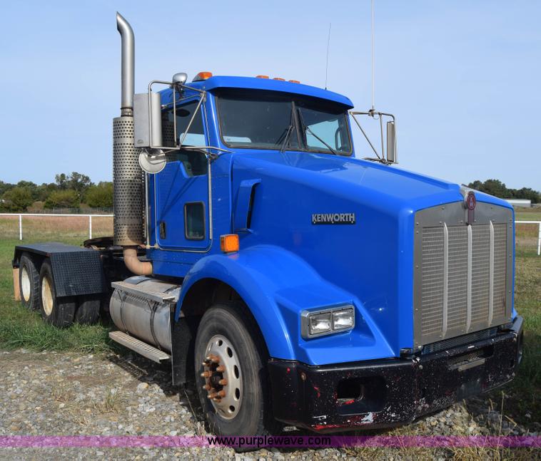 image for item J7006 2006 Kenworth T800 semi truck
