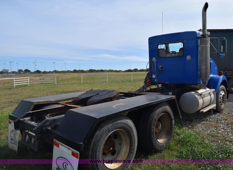 image for item J7006 2006 Kenworth T800 semi truck