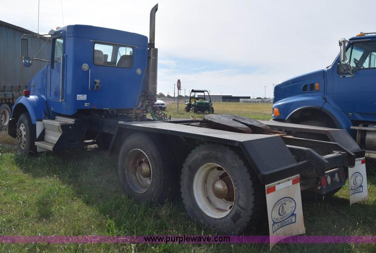 image for item J7006 2006 Kenworth T800 semi truck