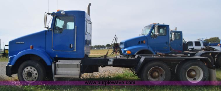 image for item J7006 2006 Kenworth T800 semi truck