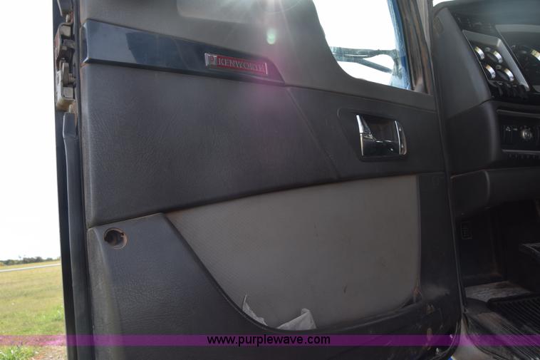 image for item J7006 2006 Kenworth T800 semi truck