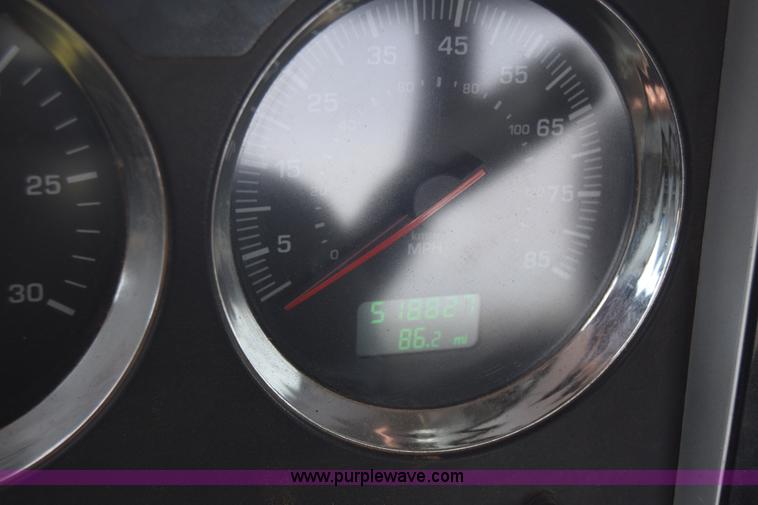 image for item J7006 2006 Kenworth T800 semi truck