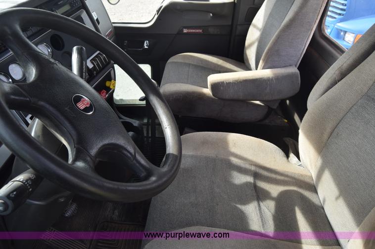 image for item J7006 2006 Kenworth T800 semi truck