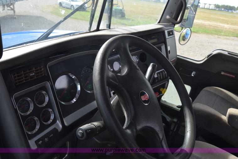 image for item J7006 2006 Kenworth T800 semi truck