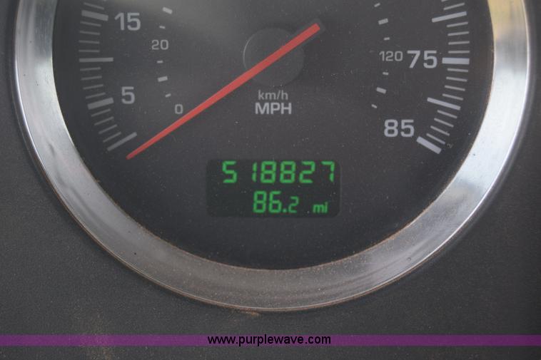 image for item J7006 2006 Kenworth T800 semi truck