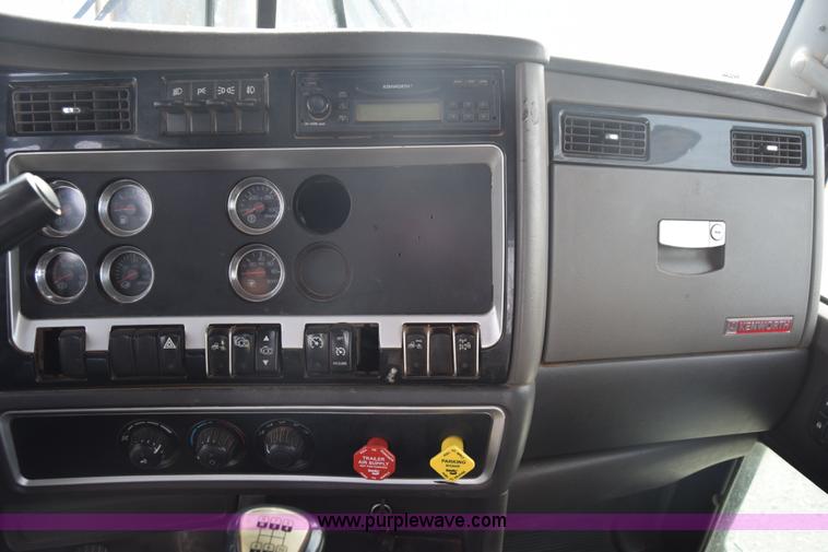 image for item J7006 2006 Kenworth T800 semi truck