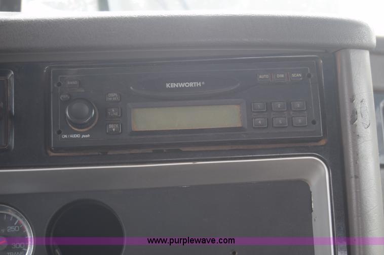 image for item J7006 2006 Kenworth T800 semi truck