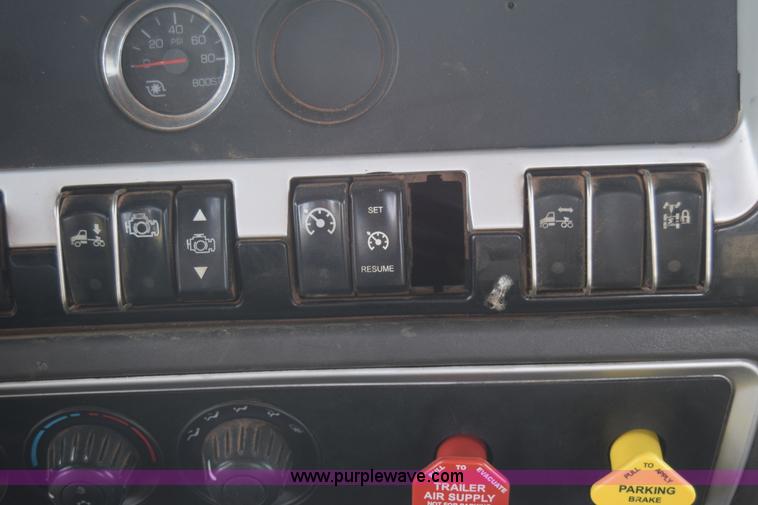 image for item J7006 2006 Kenworth T800 semi truck