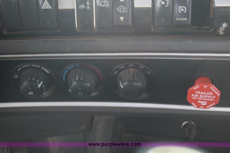 image for item J7006 2006 Kenworth T800 semi truck