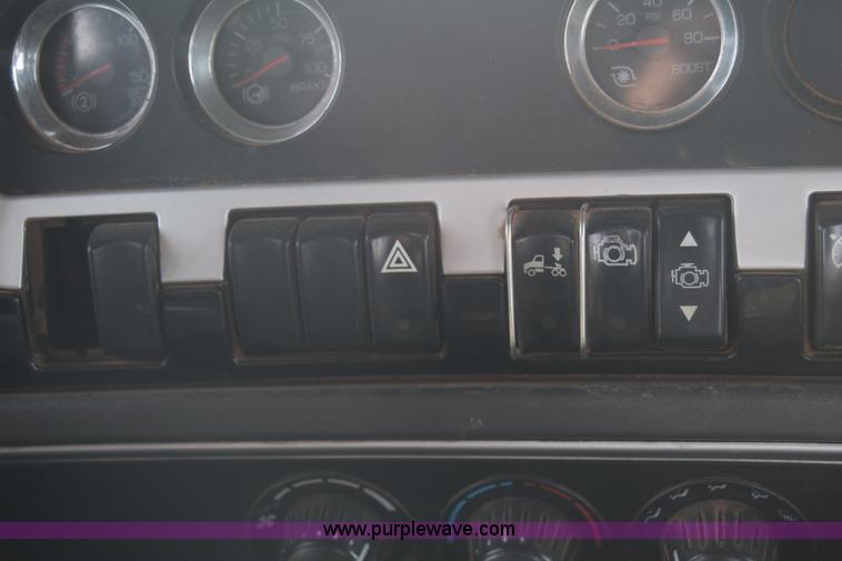 image for item J7006 2006 Kenworth T800 semi truck