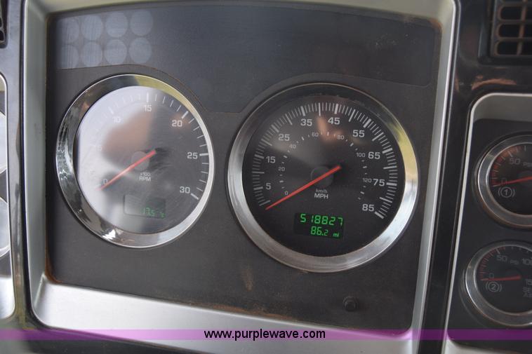 image for item J7006 2006 Kenworth T800 semi truck