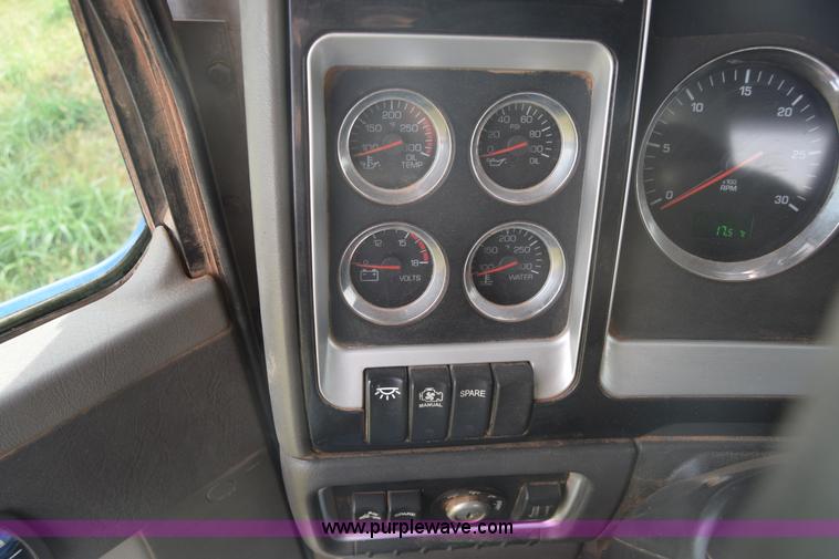 image for item J7006 2006 Kenworth T800 semi truck