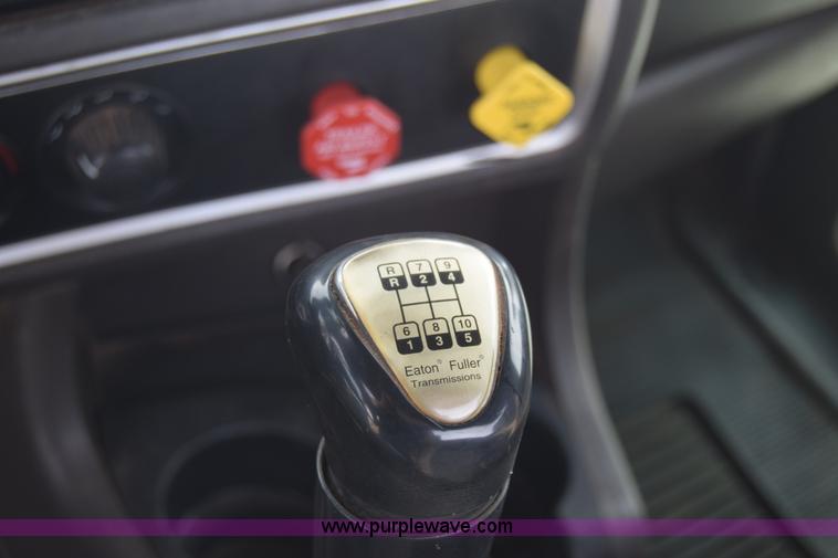 image for item J7006 2006 Kenworth T800 semi truck