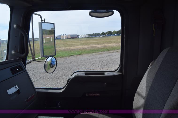 image for item J7006 2006 Kenworth T800 semi truck
