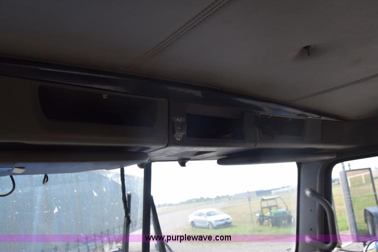 image for item J7006 2006 Kenworth T800 semi truck