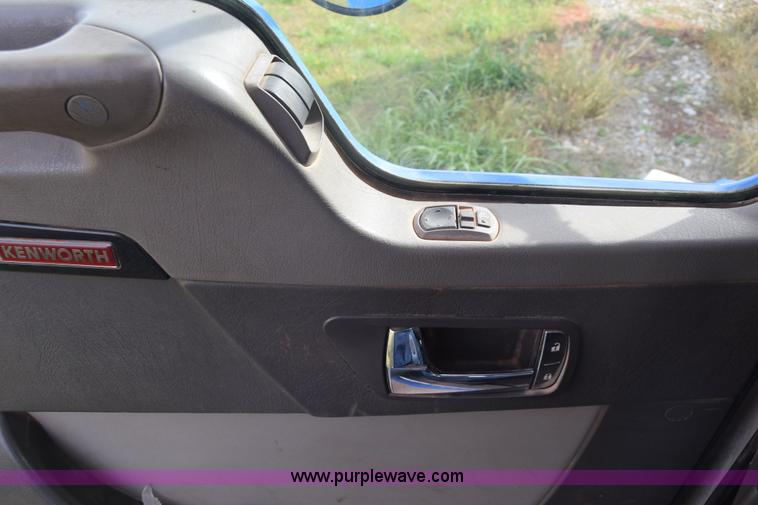 image for item J7006 2006 Kenworth T800 semi truck