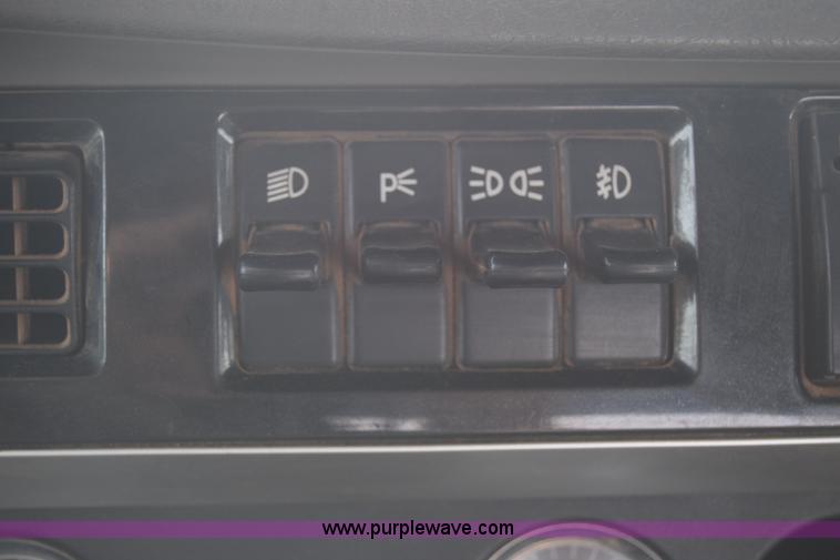 image for item J7006 2006 Kenworth T800 semi truck