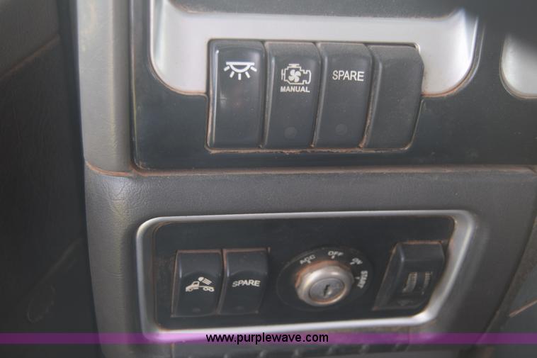 image for item J7006 2006 Kenworth T800 semi truck