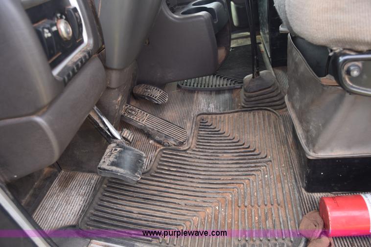 image for item J7006 2006 Kenworth T800 semi truck