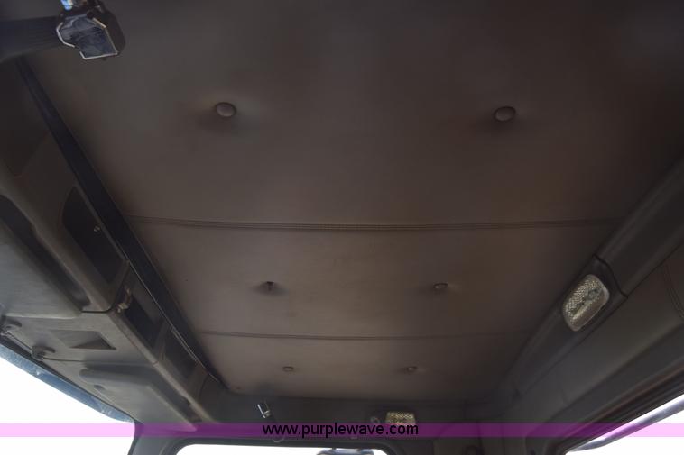 image for item J7006 2006 Kenworth T800 semi truck