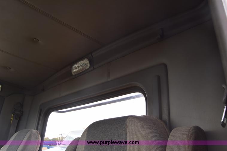 image for item J7006 2006 Kenworth T800 semi truck