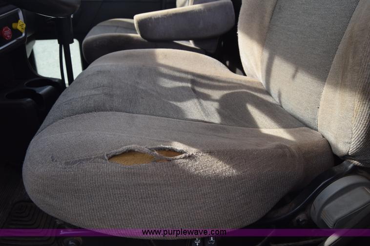 image for item J7006 2006 Kenworth T800 semi truck