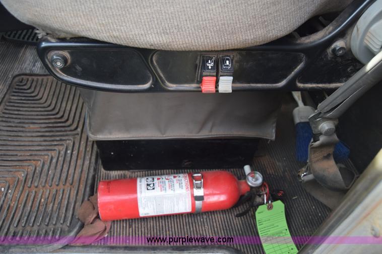 image for item J7006 2006 Kenworth T800 semi truck