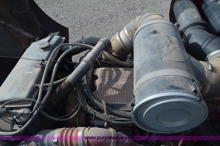 image for item J7006 2006 Kenworth T800 semi truck