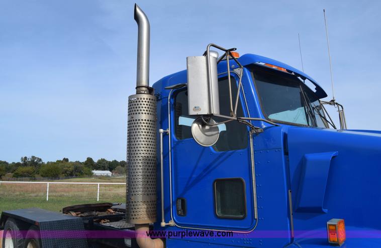 image for item J7006 2006 Kenworth T800 semi truck