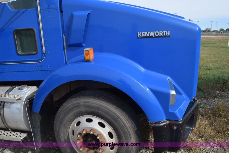 image for item J7006 2006 Kenworth T800 semi truck