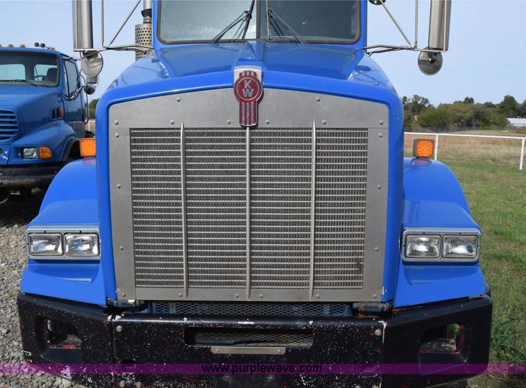 image for item J7006 2006 Kenworth T800 semi truck