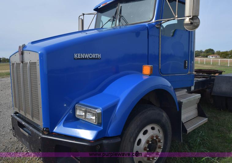 image for item J7006 2006 Kenworth T800 semi truck