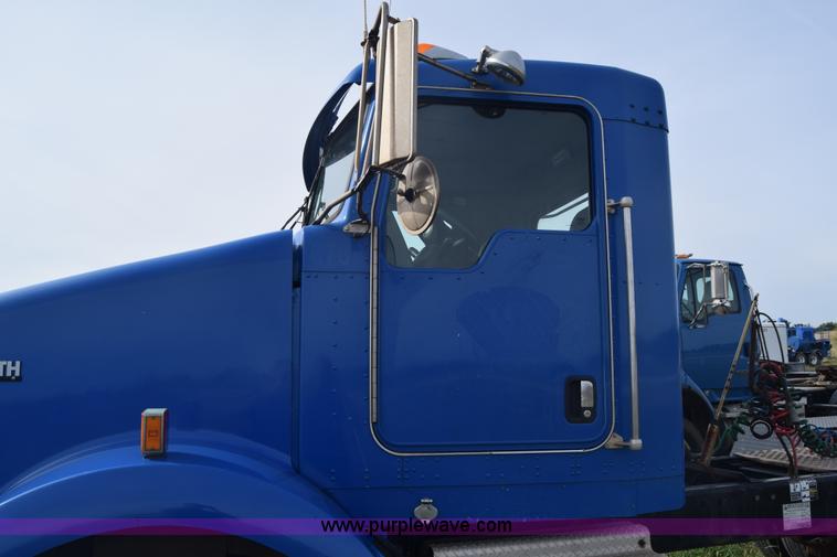 image for item J7006 2006 Kenworth T800 semi truck