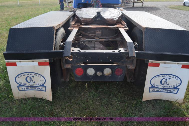 image for item J7006 2006 Kenworth T800 semi truck