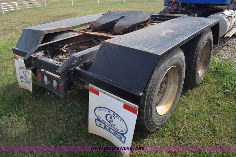 image for item J7006 2006 Kenworth T800 semi truck