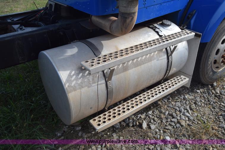 image for item J7006 2006 Kenworth T800 semi truck