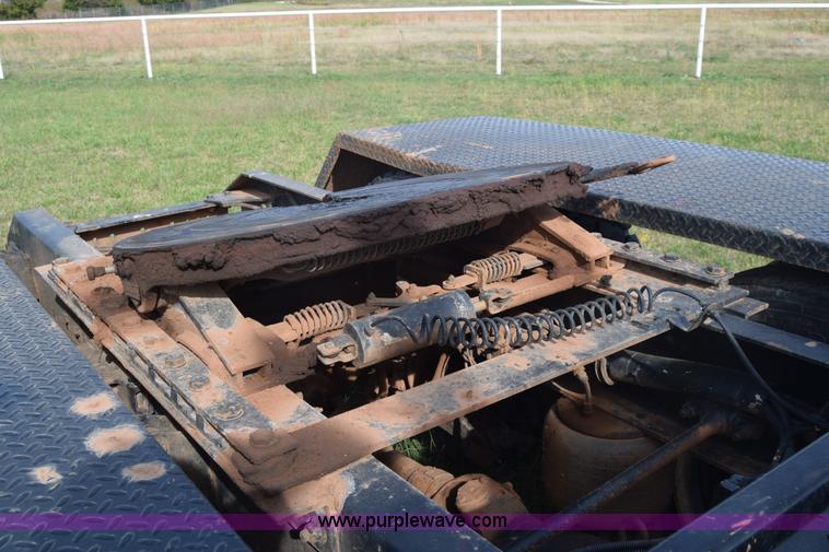 image for item J7006 2006 Kenworth T800 semi truck