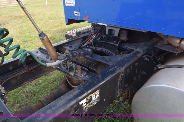 image for item J7006 2006 Kenworth T800 semi truck