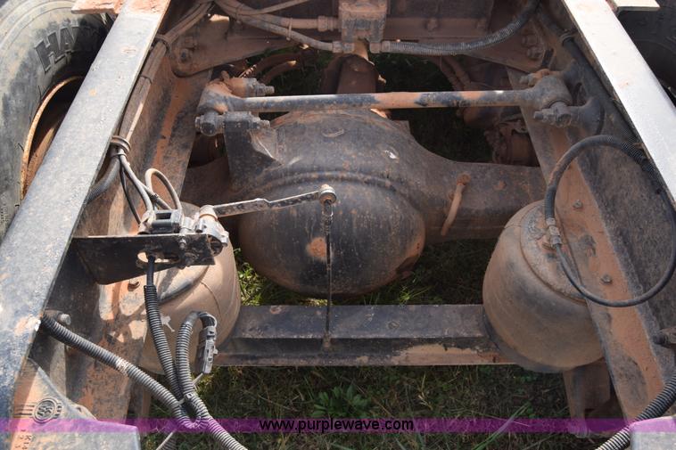 image for item J7006 2006 Kenworth T800 semi truck