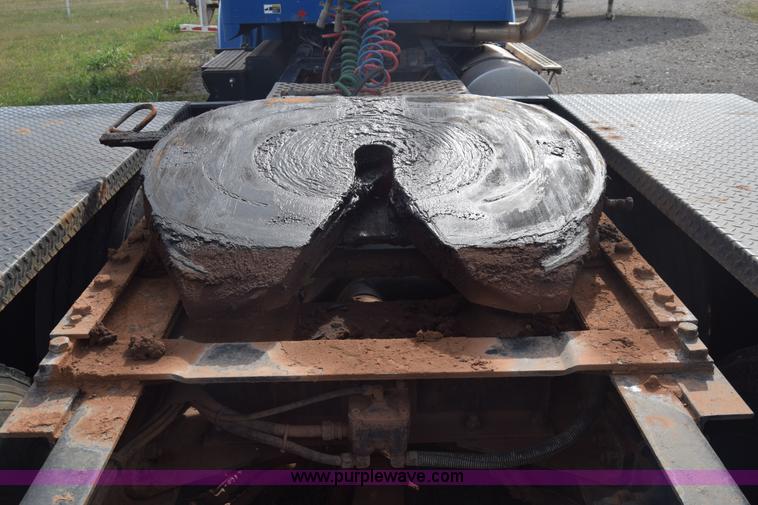 image for item J7006 2006 Kenworth T800 semi truck