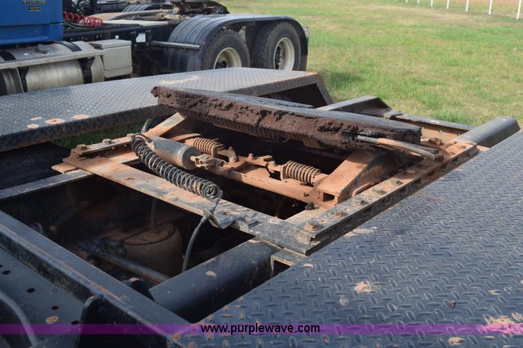 image for item J7006 2006 Kenworth T800 semi truck