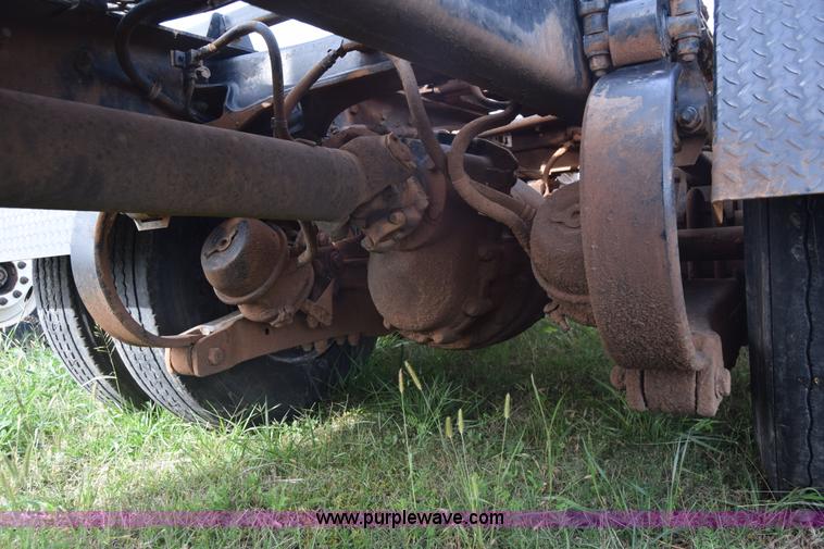 image for item J7006 2006 Kenworth T800 semi truck