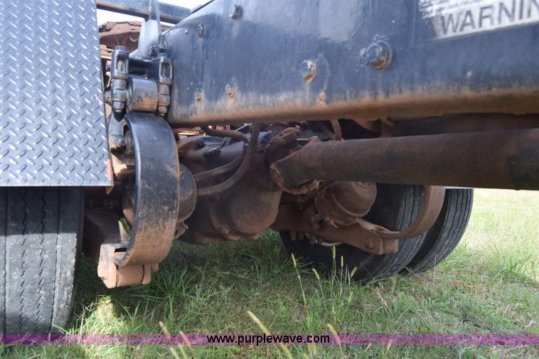 image for item J7006 2006 Kenworth T800 semi truck