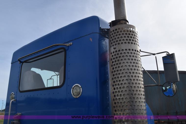 image for item J7006 2006 Kenworth T800 semi truck