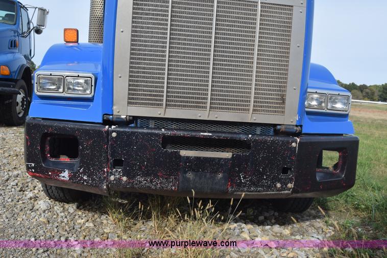 image for item J7006 2006 Kenworth T800 semi truck