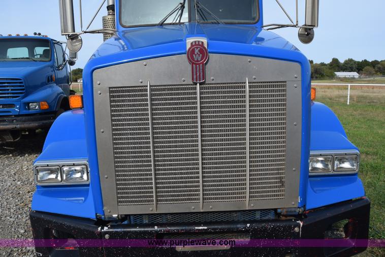 image for item J7006 2006 Kenworth T800 semi truck