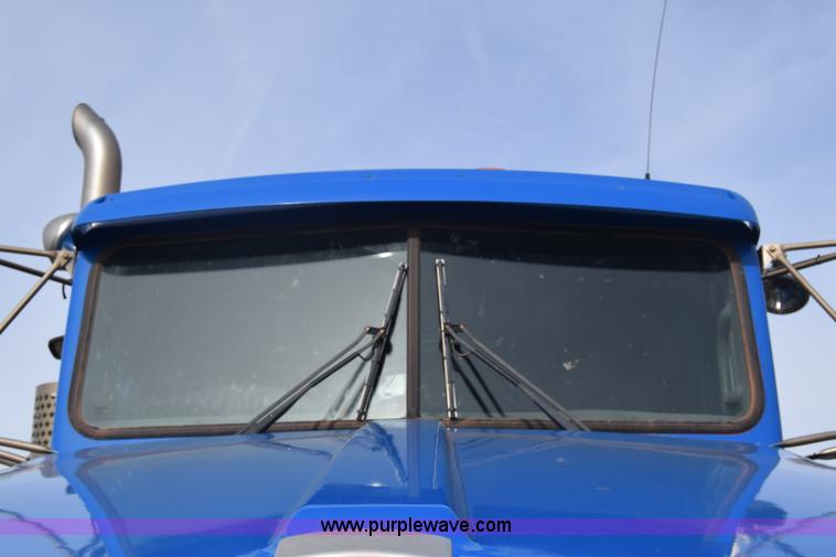 image for item J7006 2006 Kenworth T800 semi truck