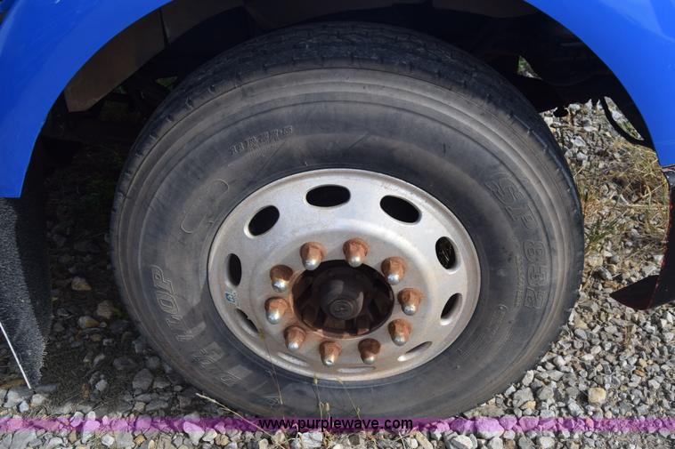 image for item J7006 2006 Kenworth T800 semi truck