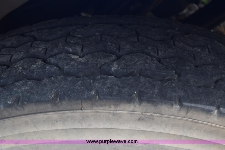 image for item J7006 2006 Kenworth T800 semi truck